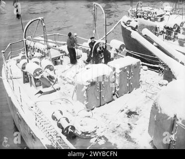 BRITISCHE MARINEAKTIVITÄTEN IM WINTER. 20. JANUAR 1942, ROSYTH, UNTER ARKTISCHEN BEDINGUNGEN. - Bluejacken auf schneebedecktem Deck. , Stockfoto