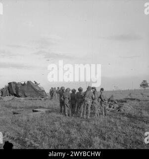 Am 6. Juni 1944, während der Invasion in der Normandie, beobachteten Artilleriesoldaten der 3. Division mit Priest 105 mm Selbstfahrkanonen die Ankunft der 6. Airlandebrigade. Stockfoto