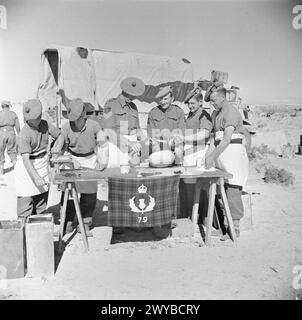 Mitglieder der 5. Cameron Highlanders, einschließlich des Regimental Sergeant Major, bereiten am 28. Dezember 1942 Weihnachtspuddings in der Western Desert vor. Stockfoto