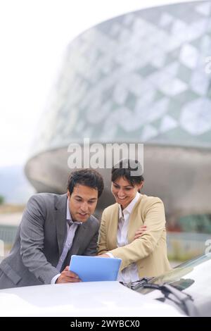 Kaufmann und Kauffrau mit Tablette Parken Business Center. San Sebastian Technology Park. Donostia. Gipuzkoa. Baskenland. Spanien. Stockfoto