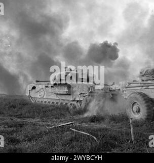 DIE BRITISCHE ARMEE IN ITALIEN 1945 - Churchill Krokodil Flammenwerfer Panzer unterstützt die Infanterie der 2. Neuseeländischen Division während des Angriffs auf den Fluss Senio am 9. April 1945. , Stockfoto