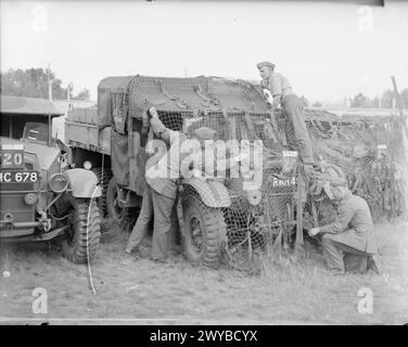 DIE BRITISCHE ARMEE IN FRANKREICH 1939 – Ein Morris CDSW-Artillerietraktor und andere Fahrzeuge der 1st Anti-Aircraft Brigade werden am 19. September 1939 in ihrem Hauptquartier in Le Mans mit Netzen getarnt. , Stockfoto