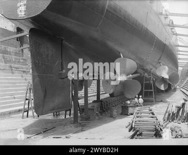 BRITISCHE UND NIEDERLÄNDISCHE KRIEGSSCHIFFE. AUGUST 1942. - HMS MAURITIUS im Trockendock. , Stockfoto