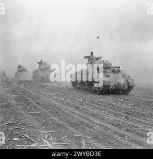 DIE BRITISCHE ARMEE IM NAHEN OSTEN 1943 – Sherman-Panzer der 3. King's Own Hussars, 9. Panzerbrigade, Parade vor dem Korps-Kommandeur des 3. Korps, Lieutenant General D F Anderson, in Hadeira in Palästina, 30. Oktober 1943. Die anderen Regimenter der 9. Panzerbrigade waren die Warwickshire Yeomanry, Wiltshire Yeomanry und die 1. Royal Horse Artillery. , Britische Armee Stockfoto