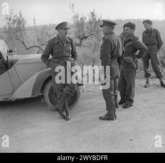 ITALIEN : ACHTER ARMYGENERAL LEESE BESUCHT ARTILLERIESTANDORTE - Originalunterschrift aus der Kriegszeit: General Leese spricht mit Lieut. Colonel Carrigan-Smith von A Medium Regiment, R.A. Stockfoto