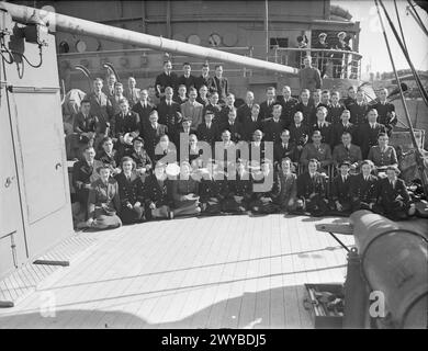 GRUPPE VON OFFIZIEREN DES CYPHER-STABES. JANUAR 1943 AN BORD DER HMS BULOLO. - , Stockfoto