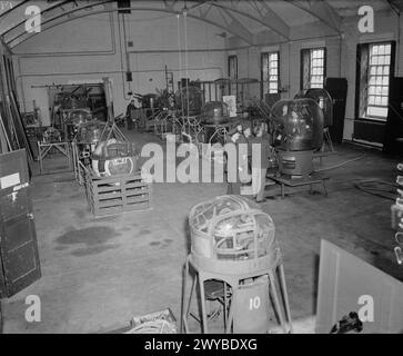 Zwischen 1940 und 1945 stellte die Empire Air Armaments School in Manby, Lincolnshire, verschiedene Typen von alliierten Geschütztürmen im Turret Room zur Ausbildung unter dem Royal Air Force Flying Training Command aus. Stockfoto