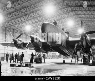 BOMBERKOMMANDO DER ROYAL AIR FORCE, 1942-1945. - Eine Handley Page Halifax B Mark III Serie 1A der schweren Umbaueinheit Nr. 1663 wird nachts in einem Hangar vom Typ T2 in Rufforth, Yorkshire, gewartet. , Stockfoto