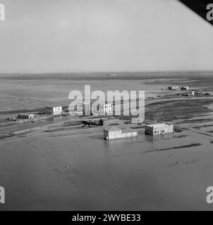 Ein Flugzeug der Auster Air Observation Post fliegt über einem überfluteten Gebiet südwestlich des Comacchio-Sees bei Villagio Anita während des Vormarsches der 8. Und 5. Armee in Richtung Bologna, das am 21. April 1945 gefangen genommen wurde. Stockfoto