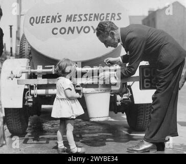 Während des Londoner Blitzes von 1940 bis 1941 verteilen Queen's Messengers Lebensmittel an die von Bombenanschlägen betroffenen Menschen. Stockfoto