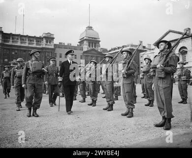 Am 3. September 1943 inspizierte Admiral Sir Charles Kennedy-Purvis, Deputy First Sea Lord, bei der Horse Guards Parade in London die Home Guard, während die Royal Marine Band aus Chatham den vormarsch führte. Stockfoto