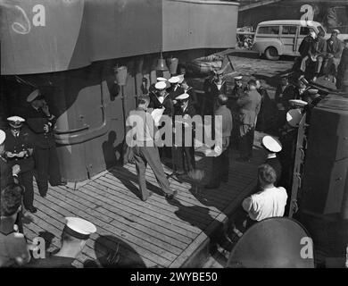 MARINESTÄRKE, DIE VOR EINEM MIKROFON GESENDET WERDEN. 1942. - , Stockfoto