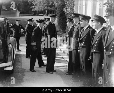 KÖNIG HAAKON VON NORWEGEN BESUCHT PLYMOUTH UND DAS NORWEGISCHE MARINEDEPOT UND AUSBILDUNGSEINRICHTUNG. 11. OKTOBER 1941. KRONPRINZ OLAV BEGLEITETE KÖNIG HAAKON AUF DEM BESUCH. - König Haakon mit Kronprinz Olav, der mit norwegischen Marinekadetten am Manneston College in Plymouth spricht. , Stockfoto