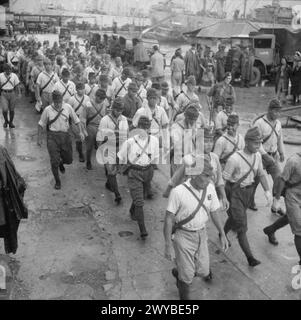 DER FERNE OSTEN: SINGAPUR, MALAYA UND HONGKONG 1939-1945 - Befreiung und Rückführung August - September 1945: Japanische Soldaten, die jetzt Kriegsgefangene sind, werden zur Arbeit an den Docks von Hongkong marschiert. , Stockfoto