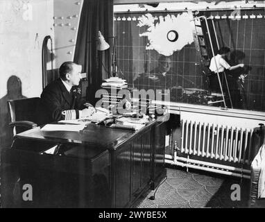 DER OBERBEFEHLSHABER, DER WESTEN NÄHERT SICH, ADMIRAL SIR MAX K HORTON, KCB, DSO. 21. JULI 1943, DERBY HOUSE. Admiral Sir Max K Horton in seinem Büro mit Blick auf den Operationssaal. , Stockfoto