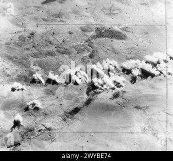 ROYAL AIR FORCE: OPERATIONEN IM NAHEN OSTEN UND NORDAFRIKA, 1939-1943. - Eine Salve von Bomben von Martin Baltimores von der Nr. 21-Geschwader SAAF explodiert auf feindlichen Transport auf der Straße zwischen El Daba und Fuka, Ägypten, zu Beginn des Rückzugs des Feindes aus der Schlacht von El Alamein. 465 alliierte Flugzeuge griffen am Nachmittag des 3. November 1942 die langsamen Kolonnen an, die sich entlang der Küstenstraße nach Westen zurückzogen, wobei schätzungsweise 300 Fahrzeuge zerstört wurden. Südafrikanische Luftwaffe, Sqdn, 21 Stockfoto