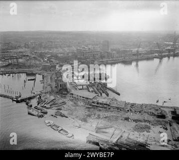 Die schräge Luftaufnahme in niedriger Höhe zeigt weitreichende Zerstörungen auf der deutschen MarinehWerft in Kiel unter alliierter Besatzung. Stockfoto
