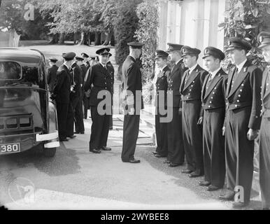 KÖNIG HAAKON VON NORWEGEN BESUCHT PLYMOUTH UND DAS NORWEGISCHE MARINEDEPOT UND AUSBILDUNGSEINRICHTUNG. 11. OKTOBER 1941. KRONPRINZ OLAV BEGLEITETE KÖNIG HAAKON AUF DEM BESUCH. - König Haakon mit Kronprinz Olav, der mit norwegischen Marinekadetten am Manneston College in Plymouth spricht. , Stockfoto