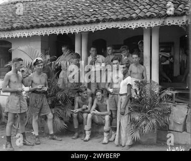 MIT DER FLOTTENLUFTWAFFE IM OSTEN. ROYAL MARINEFLUGSTATION KATAKURUNDA, CEYLON. TÄTIGKEITEN DES FLOTTENFLUGWAFFENBODENPERSONALS IN DEN TROPEN. - Eine Tasse Tee und ein Stück Marmelade Tarte sind beliebt bei "Stand Easy", egal in welchem Teil der Welt. , Stockfoto