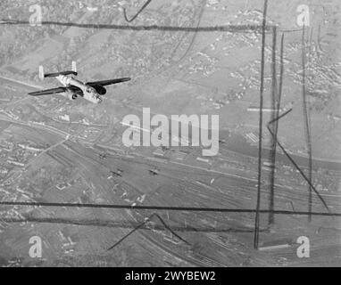 ROYAL AIR FORCE: 2. TAKTISCHE LUFTWAFFE, 1943-1945. - Ein Standbild aus einem Film, der von einem Kameramann der RAF Film Production Unit in einer nordamerikanischen Mitchell der Nr. 320 (niederländische) Geschwader gedreht wurde, der eine Mitchell zeigt, die über sechs andere Flugzeuge über Brüssel fliegt. auf dem Weg zu einem Bombenangriff auf eine Straßenbrücke über den Fluss Maas bei Roermond, Holland, 28. Oktober 1944. , Royal Air Force, Royal Air Force Film Production Unit, Royal Air Force, Wing, 302, Royal Air Force, 2 Gruppe, Royal Air Force, Wartungseinheit, 201 Stockfoto