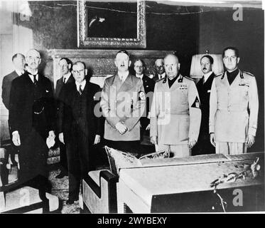 DAS MÜNCHNER ABKOMMEN, SEPTEMBER 1938 - Hitler mit anderen Unterzeichnern des Münchner Abkommens, 29. September 1938. Von links nach rechts: Der britische Premierminister Neville Chamberlain, der französische Premierminister Edouard Daladier, Adolf Hitler, der italienische Führer Benito Mussolini und der italienische Außenminister Graf Galeazzo Ciano. Hitler, Adolf, Mussolini, Benito Amilcare Andrea, Chamberlain, Neville, Daladier, Edouard, Ciano, Galeazzo Stockfoto