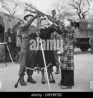 DIE BRITISCHE ARMEE IM VEREINIGTEN KÖNIGREICH 1939-1945 - Ein Soldat erklärt die Funktionsweise einer Bren-Kanone auf einer Flugabwehrvorrichtung an zwei Fabrikarbeitern bei einer Waffendemonstration in Bellevue, Manchester, 19. Januar 1942. , Stockfoto