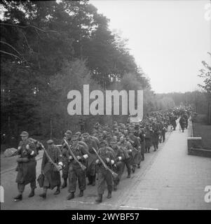 Am 12. April 1945 verließen die deutschen Wehrmachtstruppen das KZ Bergen-Belsen, um nach einem vorübergehenden Waffenstillstand mit den britischen Truppen auf deutsche Linien zurückzukehren. Stockfoto
