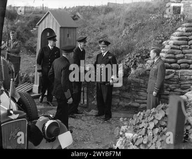 KÖNIG HAAKON VON NORWEGEN BESUCHT PLYMOUTH UND DAS NORWEGISCHE MARINEDEPOT UND AUSBILDUNGSEINRICHTUNG. 11. OKTOBER 1941. KRONPRINZ OLAF BEGLEITETE KÖNIG HAAKON BEI SEINEM BESUCH. - König Haakon wird bei seiner Ankunft in ESS BUCKLAND von Konteradmiral R A Bent begrüßt. , Stockfoto