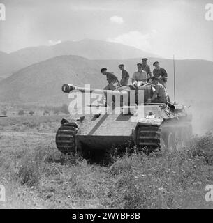 General Leese und andere britische Offiziere fahren am 2. Juni 1944 auf einem deutschen PzKpfw V Pantherpanzer während einer Ausstellung feindlicher Ausrüstung in Italien. Stockfoto