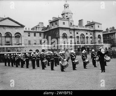 Am 3. September 1943 inspizierte Admiral Sir Charles Kennedy-Purvis, Deputy First Sea Lord, die Home Guard bei der Horse Guards Parade in London. Die Royal Marine Band aus Chatham führte den marsch vorbei. Fotografisches negativ, Royal Navy, Home Guard, Royal Marines. Stockfoto
