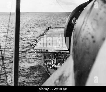 HMS BITER ESKORTIERT EINEN KONVOI. MÄRZ 1944 AUF SEE MIT DEM ESCORTTRÄGER HMS BITER DER AVENGER-KLASSE IM KONVOI-ESCORT-DIENST. - Fairey-Schwertfisch des BEISSERS ist kurz vor der Landung. Auf seinem Bahnsteig am Hafen ist nur der Fledermaus Offizier zu erkennen, der sie hereinweist. , Stockfoto