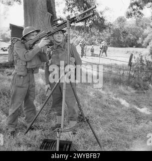 DIE HEIMWACHE 1939-45 – Soldaten der Heimwache feuern eine Bren-Kanone ab, die auf einer Flugabwehrhalterung aufgestellt wurde, während einer Übung in der Nähe von Exeter am 10. August 1941. , Hauswächter Stockfoto