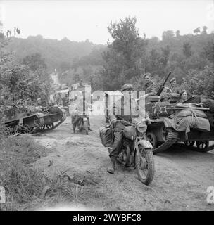 Am 2. August 1944 bereiteten sich Träger, Motorräder und andere Transportfahrzeuge der britischen Armee darauf vor, den Souleuvre während des Vormarsches in Richtung Vire im Normandie-Feldzug zu überqueren. Stockfoto
