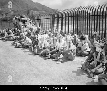 DIE WIEDERBESETZUNG HONGKONGS durch die ALLIIERTEN 1945: Japanische Marine- und Marineangehörige warten darauf, ihren marsch zu einem Kriegsgefangenenlager in Hongkong zu beginnen. , Stockfoto