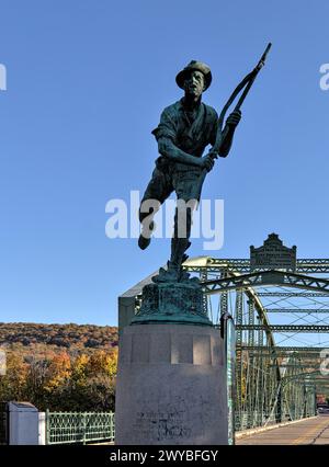 Die Skirmisher-Statue ist eine Hommage an die Soldaten des Broome County, die im Spanisch-Amerikanischen Krieg vor der South Washington Street Parabolic Bridge kämpften Stockfoto