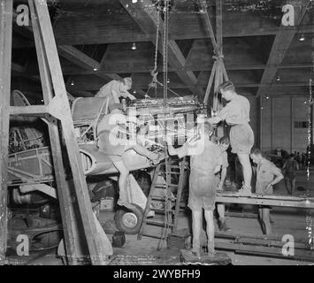 Die RAF-Monteure installieren einen überholten Rolls-Royce Merlin-Motor in einem Hawker Hurricane mit der Nummer 144 Maintenance Unit, Maison Blanche, Algerien, 1939–1943. Stockfoto