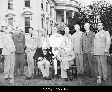 Der Premierminister und Präsident Roosevelt mit Stabschefs aus Großbritannien und den Vereinigten Staaten auf dem Rasen des Weißen Hauses am 24. Mai 1943. Dazu gehören Feldmarschall Sir John Dill, Generalleutnant Hastings Ismay, Air Chief Marshal Sir Charles Portal, General Alan Brooke, Admirals Pound und Leahy, General Marshall, Admiral King und Lieutenant General McNarney. Stockfoto