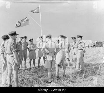 KÖNIGLICHE LUFTWAFFE: ITALIEN, BALKAN UND SÜDOSTEUROPA, 1942-1945. - Vize-Marschall H Broadhurst, Air Officer, Kommandant der Wüstenluftwaffe (Vierter von rechts), sprach mit Geschwader und Flugkommandeuren der RAF Nr. 239 während eines Besuchs in Agnone, Sizilien. Links von Broadhurst mit dem Rücken zur Kamera steht Gruppenkapitän J Darwen, der Kommandant des Flügels. , Broadhurst, Harry, Royal Air Force, Air Force, Western Desert, Royal Air Force, Wing, 239 Stockfoto