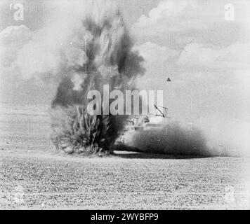 Während der El-Alamein-Schlacht 1942 in Ägypten zogen britische schwere Panzer der 8. Armee vor, während nahe an hochgezogenen Sandsäulen verfehlt wurden, was die Kampfbedingungen in Nordafrika veranschaulicht. Stockfoto