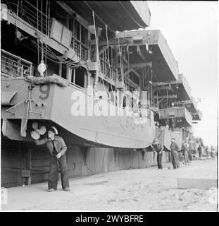 DIE SCHLACHT VON ANZIO, JANUAR-JUNI 1944 – am 17. Januar 1944 untersuchte Marinepersonal die Landefahrzeuge, die von Derricks auf dem Truppenschiff HMT Derbyshire am Hafen von Neapel suspendiert wurden. Das Schiff ist Teil der alliierten Armada, bereit für die Operation Shingle. Royal Navy Stockfoto