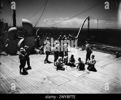 DAKAR BETRIEB. SEPTEMBER 1940 AN BORD DER SS PENNLAND WÄHREND DER FAHRT. - Männer der Fremdenlegion, die die Zeit vertreiben, Karten, Musik usw. zu spielen , Stockfoto