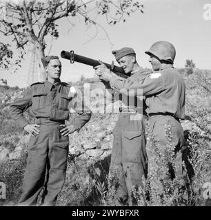 DIE BRITISCHE ARMEE IN ITALIEN 1943 – ein amerikanischer Soldat weist Guards NCOs in der Benutzung der Bazooka an, 3. November 1943. , Stockfoto