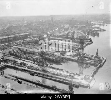 Ein schräges Luftbild zeigt deutsche U-Boote auf den Hutgleisen einer stark beschädigten Marineschift in Kiel während der alliierten Besatzung. Stockfoto