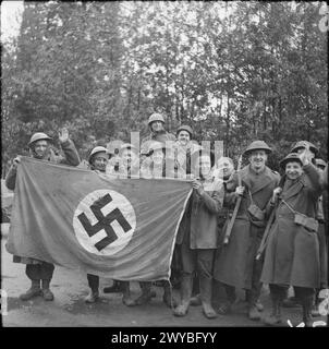 DIE BRITISCHE ARMEE IN NORDWESTEUROPA 1944-1945 – Männer der 2. Gordon Highlanders posieren mit einer gefangenen deutschen Hakenkreuzflagge nach der Eroberung Kleves am 11. Februar 1945. , Stockfoto