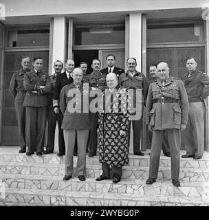 DIE BRITISCHE ARMEE IN NORDAFRIKA, 1943: Winston Churchill erholte sich von einer Lungenentzündung, mit General Dwight Eisenhower (links), General Sir Henry Maitland-Wilson (rechts) und anderen Militärchefs in Tunis, Tunesien, am 25. Dezember 1943. , Churchill, Winston Leonard Spencer, Eisenhower, Dwight David, Alexander, Harold Rupert Leofric George, Wilson, Henry Maitland Stockfoto