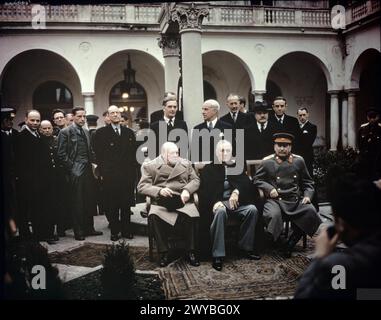 Die Konferenz von Jalta im Februar 1945 zeigt Winston Churchill, Franklin Roosevelt und Joseph Stalin im Livadia Palace, Jalta, mit hochrangigen diplomatischen Vertretern wie Anthony Eden, Edward Stettinius, Alexander Cadogan, Vyacheslav Molotow und Averell Harriman. Stockfoto