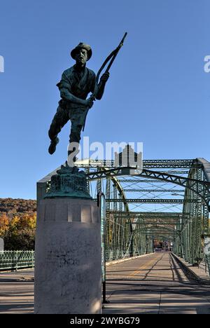 Die Skirmisher-Statue ist eine Hommage an die Soldaten des Broome County, die im Spanisch-Amerikanischen Krieg vor der South Washington Street Parabolic Bridge kämpften Stockfoto