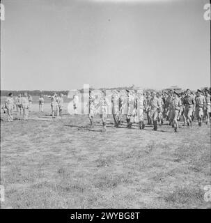 DIE POLNISCHE ARMEE IM ITALIENISCHEN FELDZUG, 1943-1945 - Er wird von Generälen Władysław anders, dem Kommandeur des 2. Korps (erster von links), Kazimierz Sosnkowski, dem C-in-C der polnischen Streitkräfte (dritter von links), Harold Alexander, dem Kommandeur der alliierten Armeen in Italien begleitet (neben dem König) und Oliver Leese, der Kommandeur der 8. Armee (zwischen marschierenden Truppen und dem König). Eine gemischte Gruppe von Offizieren und Männern aus Einheiten der britischen 8. Armee, die beim 2. Polnischen Korps dienten, marschierten an König Georg VI. Vorbei Flugplatz Castiglione del Lago, 26. Juli Stockfoto