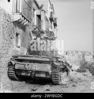 DER FELDZUG AUF SIZILIEN 1943 – der Antrieb nach Messina 10. Juli bis 17. August 1943: Ein deutscher Panzer Mk III wurde während der heftigen Straßenkämpfe in Centuripe geschlagen. , Stockfoto