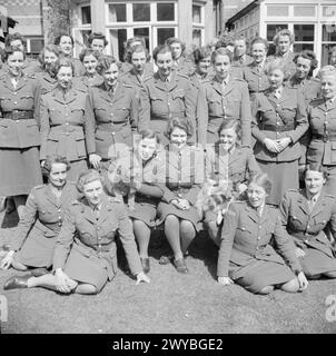 Im April 1945 erhielt Prinzessin Elizabeth Unterricht am Auxiliary Territorial Service Training Centre, begleitet von ATS-Offizieren. Stockfoto